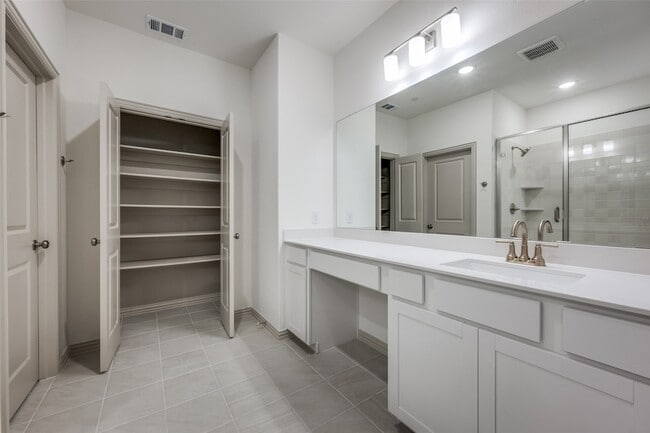 Building Photo - 512 Parkside Dr