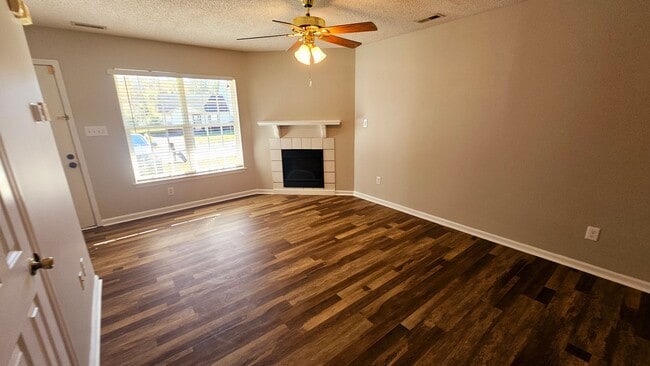 Building Photo - 2 BR 2.5 BA in Hunters Creek