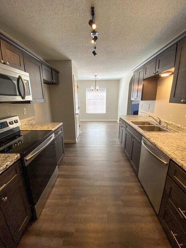 Building Photo - 3 bed, 2 bath with granite counters, ss ap...