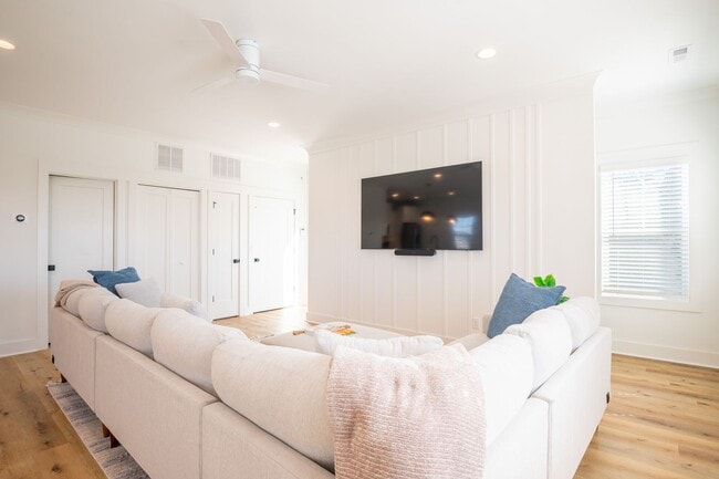 Building Photo - Go with the Flo 2 @ 207 Florence Ave #2
