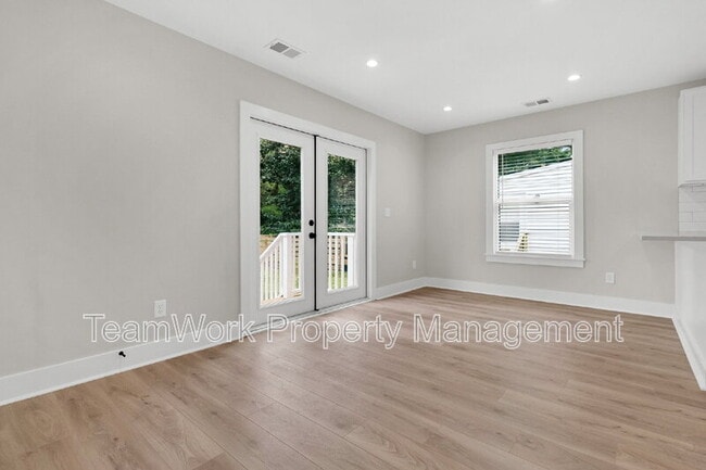 Building Photo - 1752 Skinner Ave