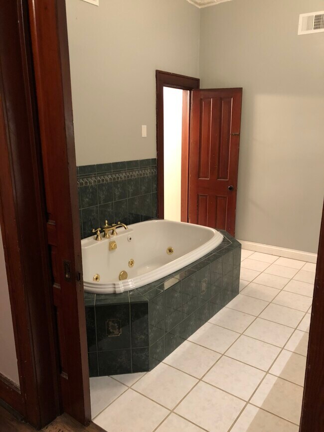 Main bathroom - 506 W Sheridan Ave