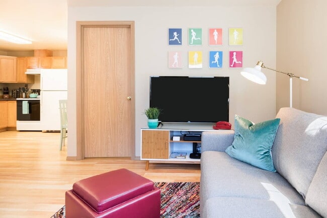 Building Photo - Adorable 1 Bed 1 Bath Cottage, 2 Blocks From Greenlake!