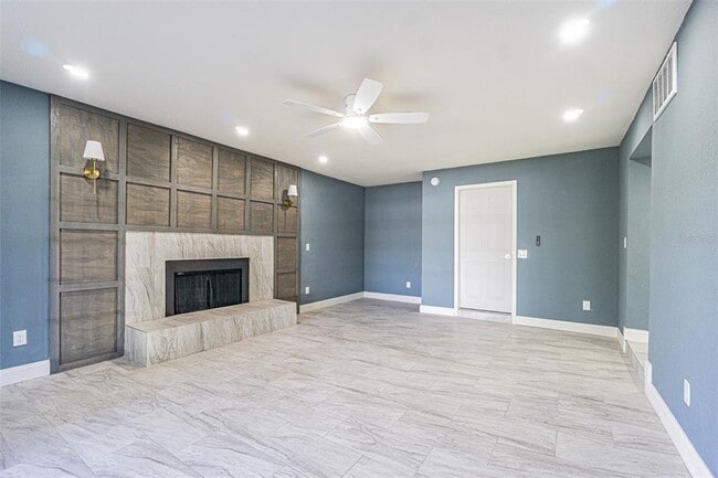 Building Photo - 6379 Conniewood Square