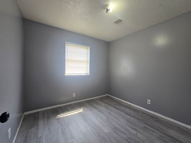 Building Photo - 3 Bedroom 1.5 Bath and 2 Garage home in Shawnee!