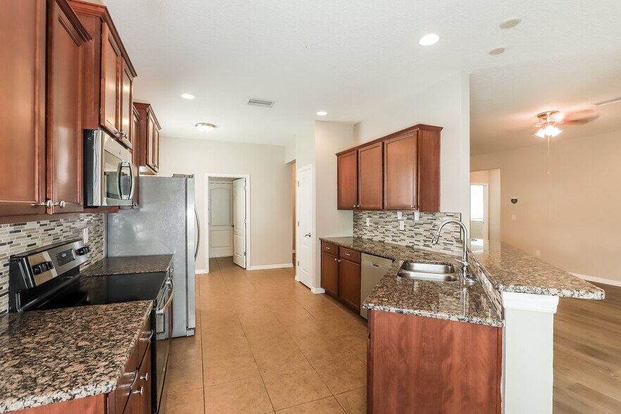 Building Photo - 511 Stone Briar Dr