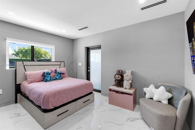 Building Photo - 2845 SW 127th Ave