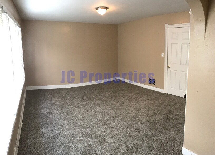 Building Photo - 1252 Catalpa Dr.
