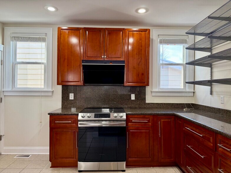 Building Photo - 402 Southwood Ave