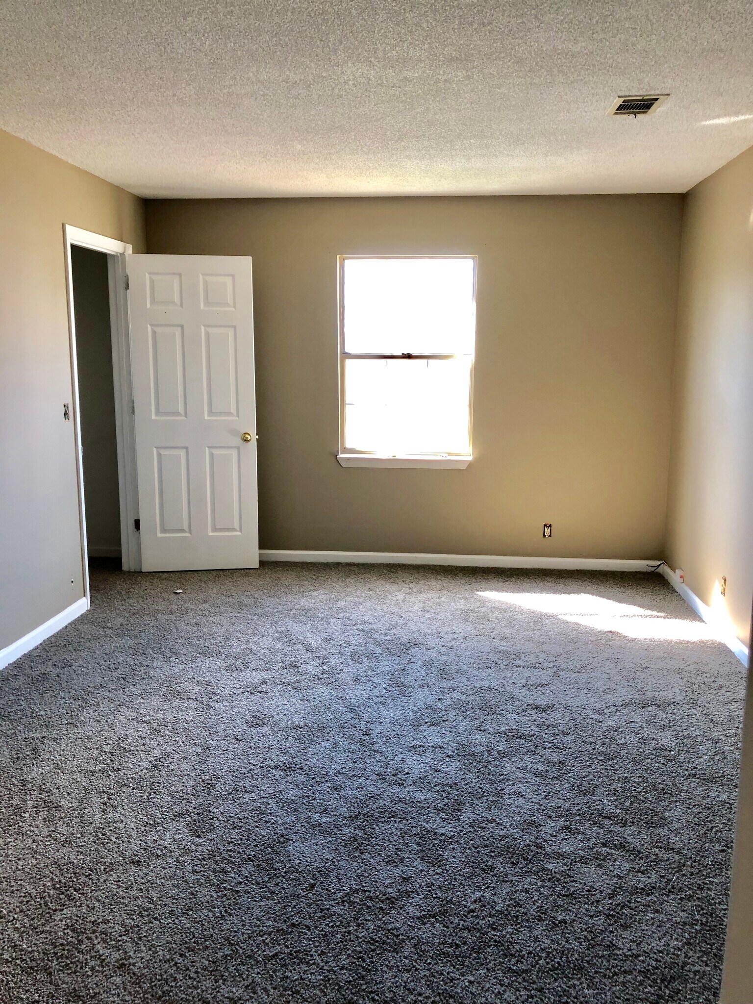 Oversized master bedroom. Walk-in closet with secondary closet Master bathroom w/linen closet - 346 N Birchwood Dr