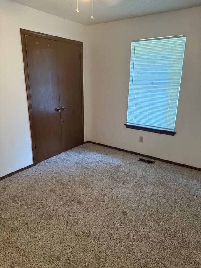 Building Photo - For Rent - Charming 3 bedroom home in Yukon!