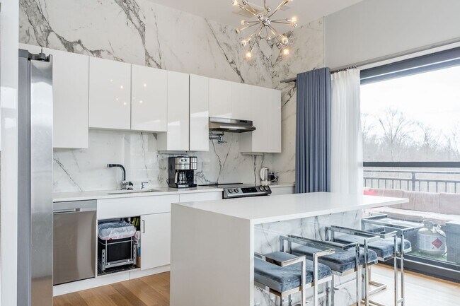 Building Photo - Modern Mountain Retreat with Rooftop Hot Tub – Flexible Lease Options