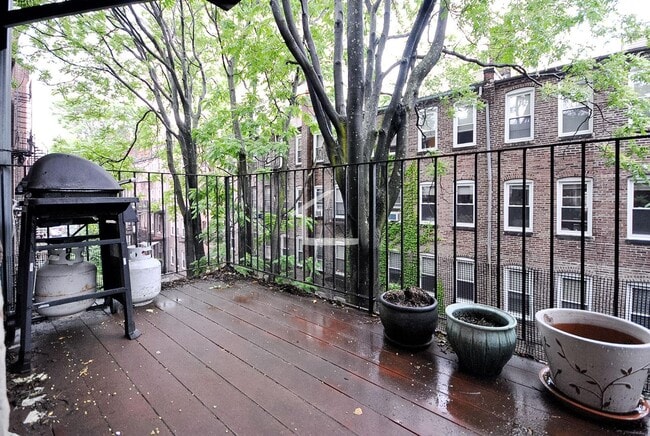 Building Photo - Convenient South End Location, Central Heat/AC, In-Unit Washer and Dryer, Private Deck.