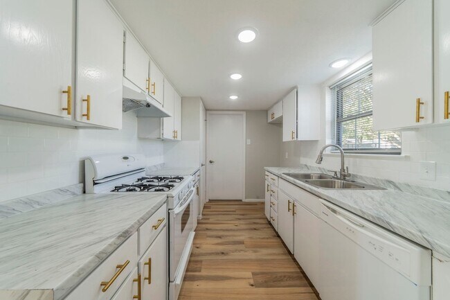Building Photo - 802 Birchwood Dr