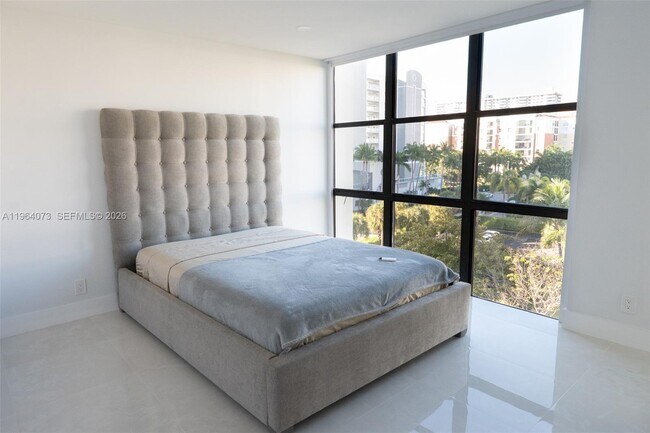 Building Photo - 17021 N Bay Rd