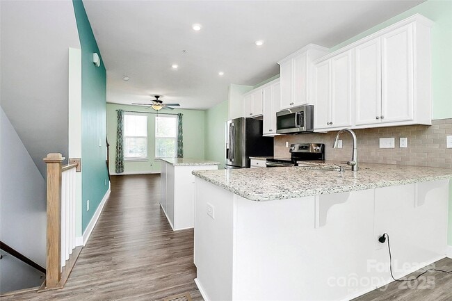 Building Photo - 228 Parkwood Ave