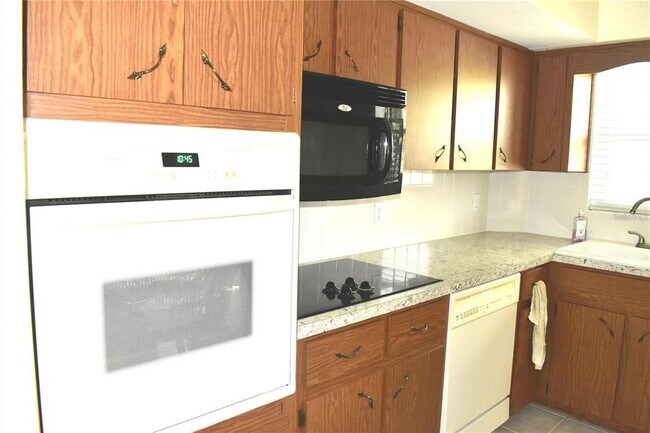 Building Photo - 2417 Persian Dr