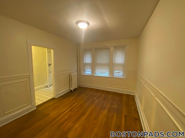 Building Photo - 244 Kelton St