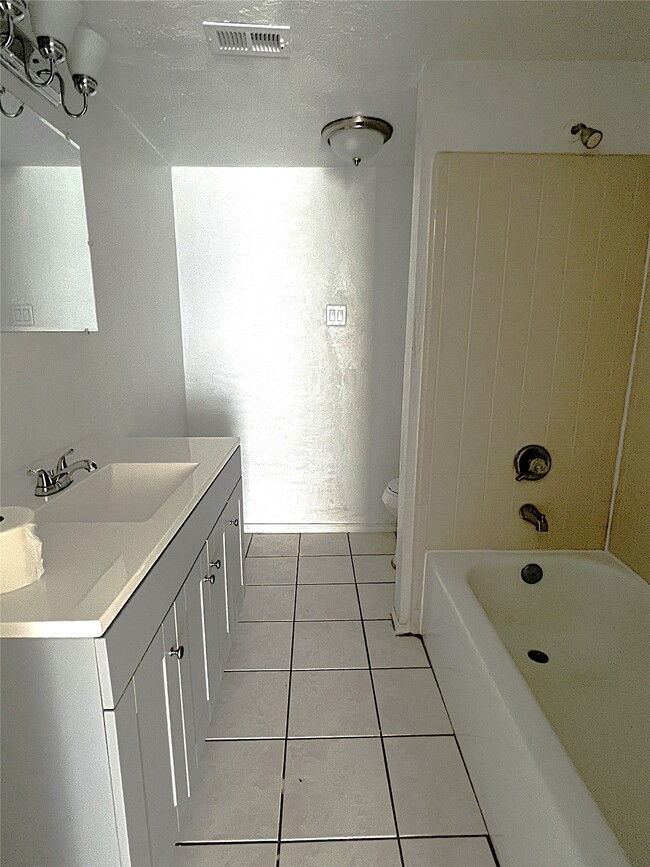 Building Photo - 19906 Rising Star Dr