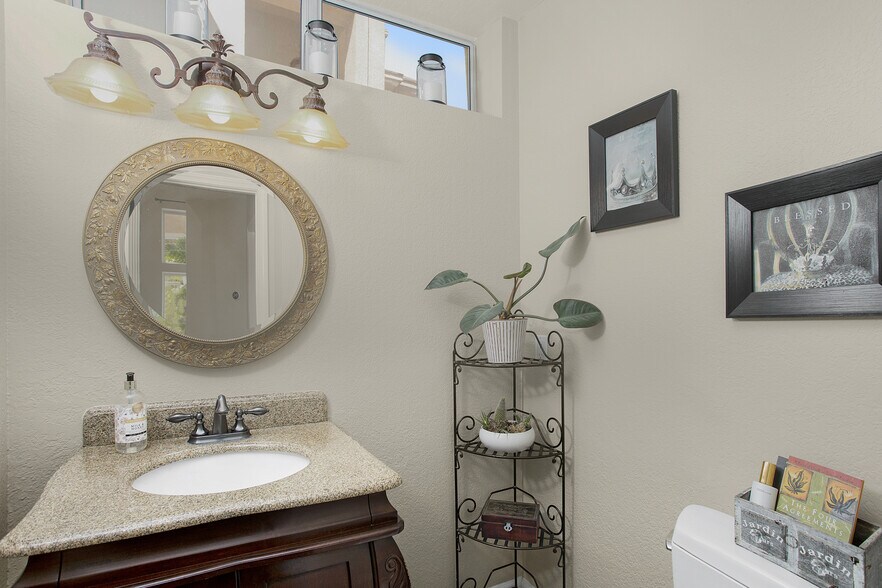 Powder room with vanity - 35 Inverary