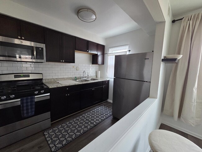 Building Photo - 3046 S Moreland Blvd