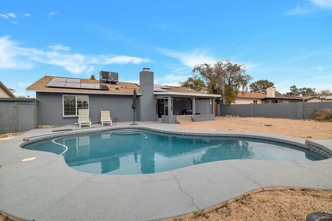 Building Photo - Beautiful Glendale Home With Pool!
