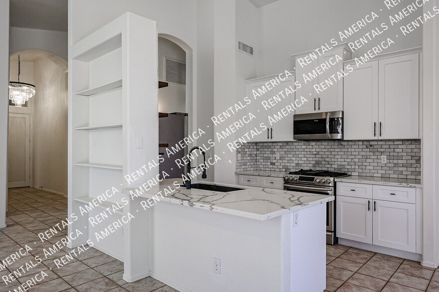 Building Photo - 3055 N Red Mountain