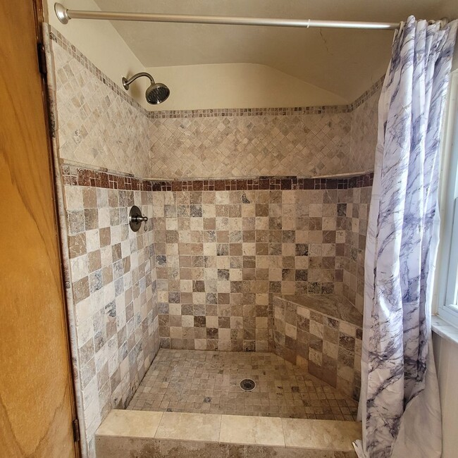 Building Photo - Upper St. Clair 4 Bedroom Home - In ground...