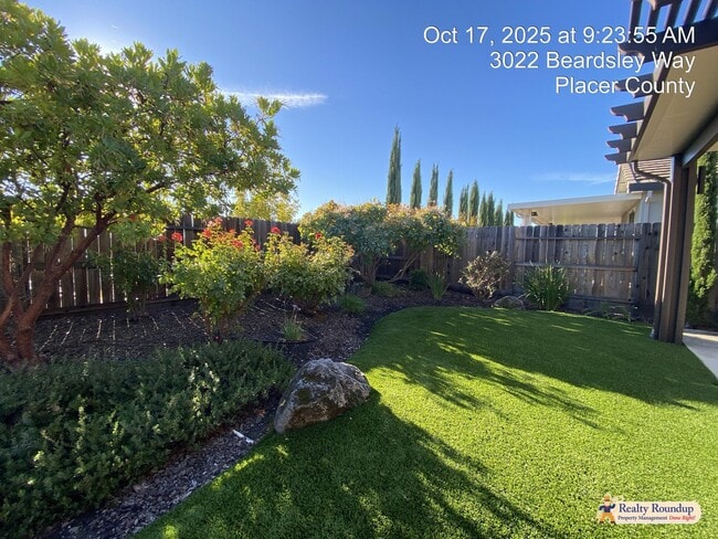 Building Photo - Pristinely Maintained Roseville Home with ...