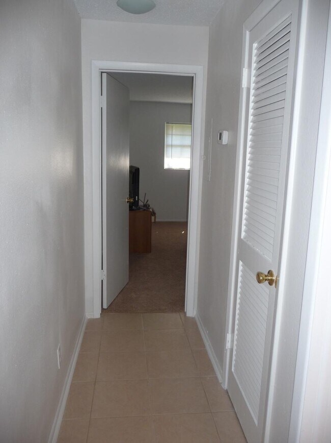 Building Photo - 200 Country Club Dr