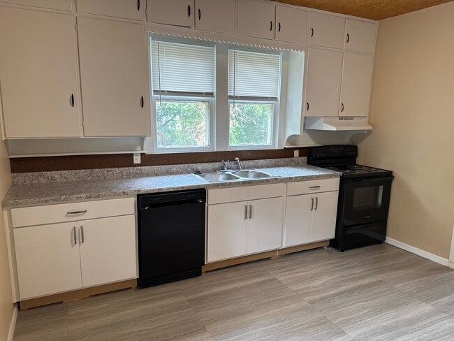 Building Photo - 2 Bedroom House!  $750!!!