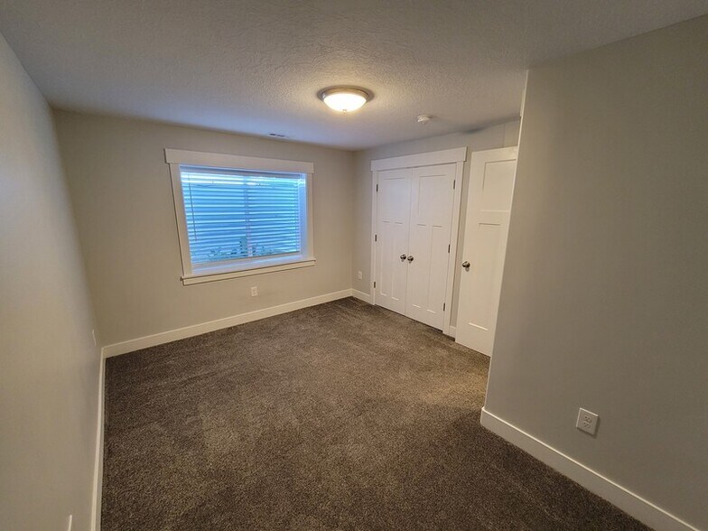Building Photo - 10349 S 3880 W