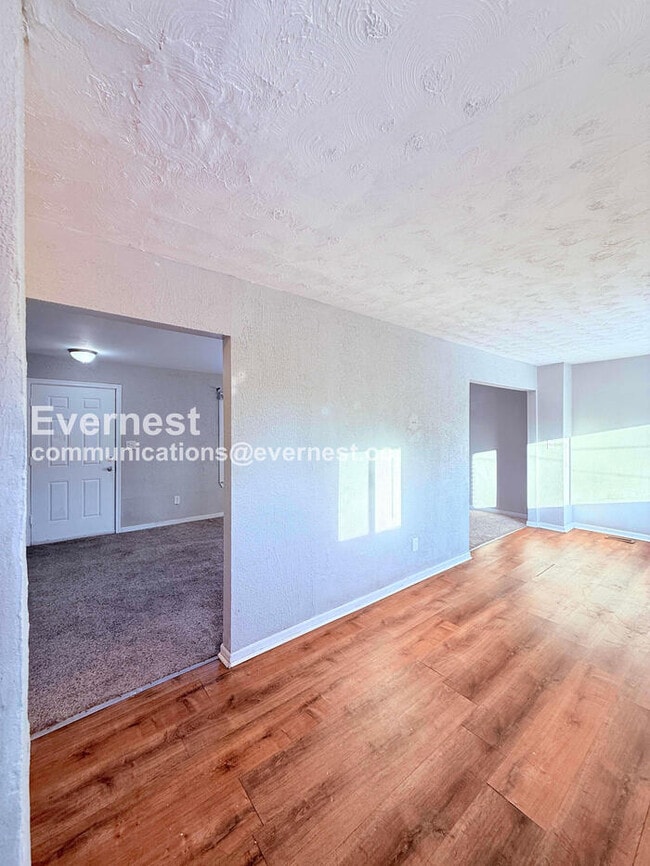 Building Photo - 4 Bed/1 Bath Home with Off-Street Parking / Pet-Friendly / Vouchers Accepted / Available Now!