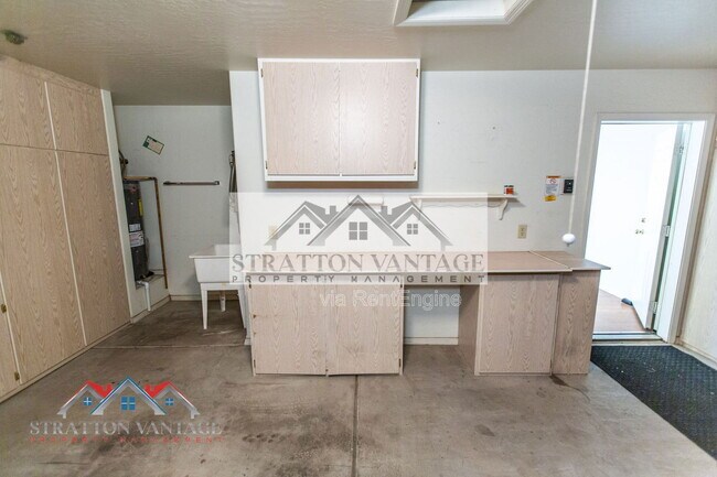 Building Photo - 10864 E Lindner Ave