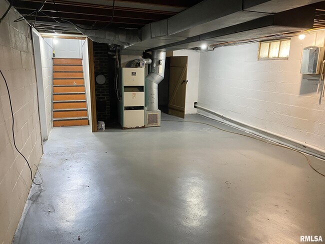 Building Photo - 303 Central St