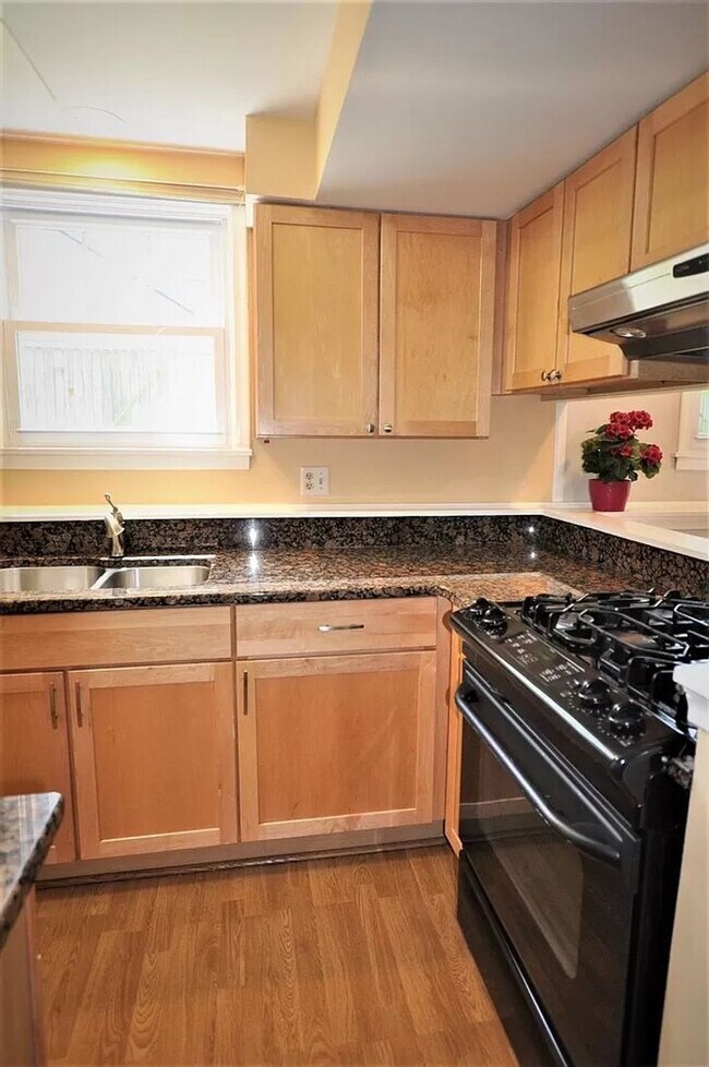 Building Photo - 906 Sylvan Ave