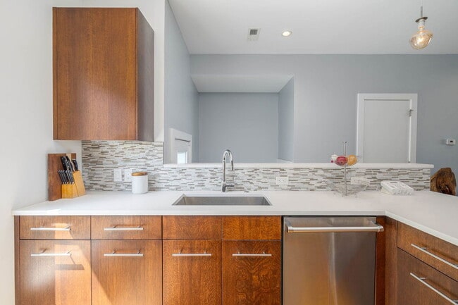 Building Photo - 1003 S 17th St