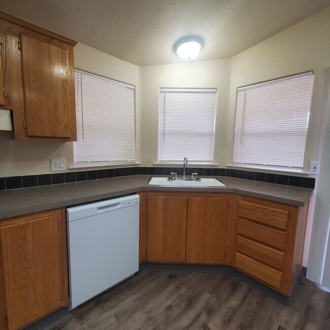 Building Photo - Newly Renovated Pet Friendly 3 Bed / 2 Bat...