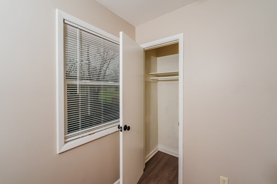 Building Photo - 748 Barclay Ln