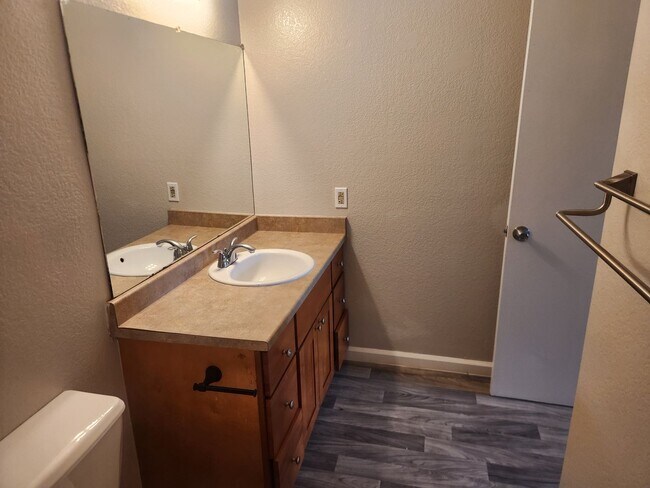 Building Photo - Charming 2-bedroom, 2- bathroom home in park like setting close to downtown Santa Rosa