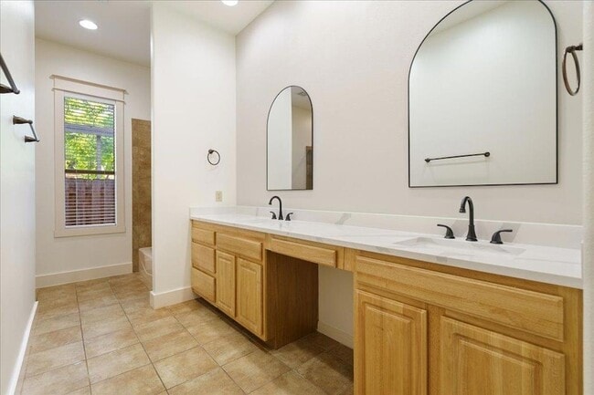 Building Photo - 5603 William Holland Ave