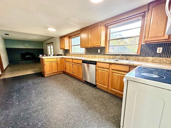 Building Photo - DeLand POOL-home: 4Bedrooms/2Baths - Perfect for family living!