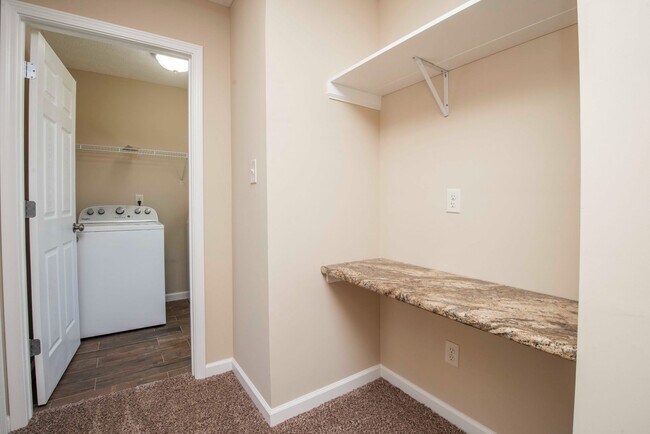 Building Photo - 7206 Della Dr