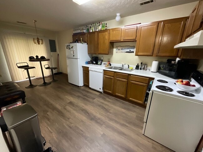 Building Photo - Spacious Duplex