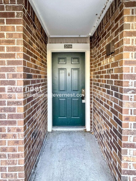 Building Photo - 2016 Oxford Ln