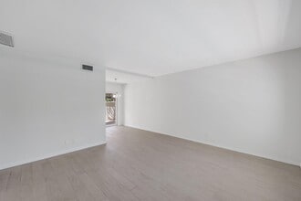 Building Photo - 609 NE 13th Ave