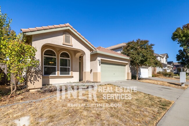 Building Photo - Beautiful Roseville Home- Pet Friendly