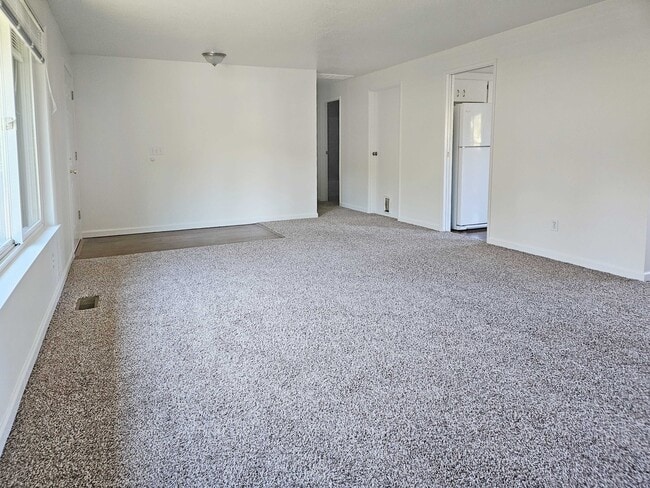 Building Photo - 9032 SW Monterey Pl