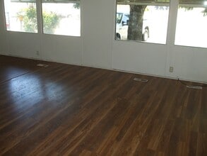 Building Photo - $500 rent credit for approved tenant. 3 bed 2 bath manufactured with new flooring