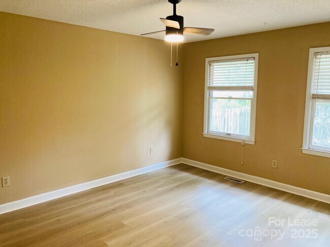 Building Photo - 21640 Colina Dr